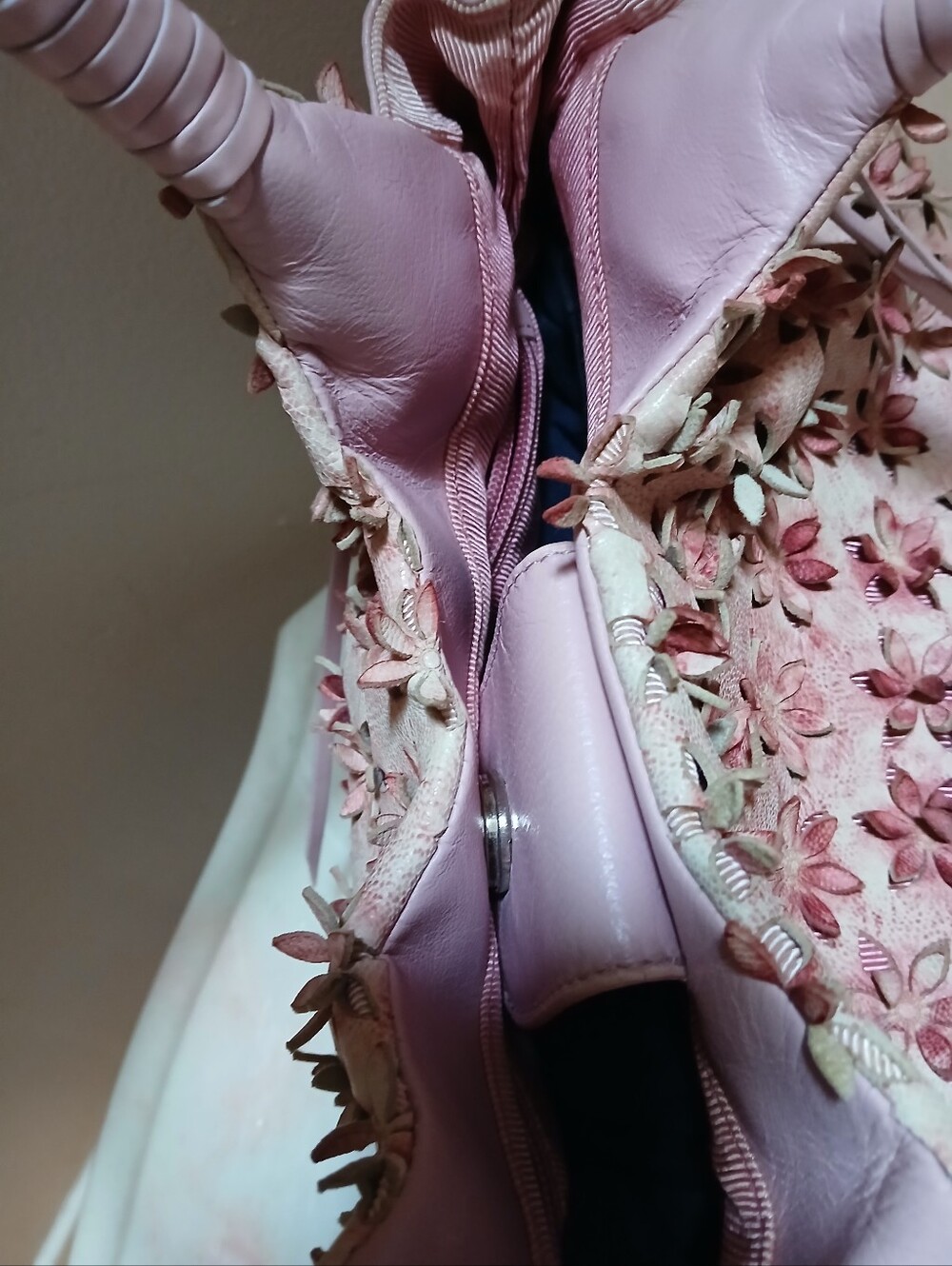 Sondra Roberts Pink Floral Cutout Shoulder Bag - Picture 4 of 6